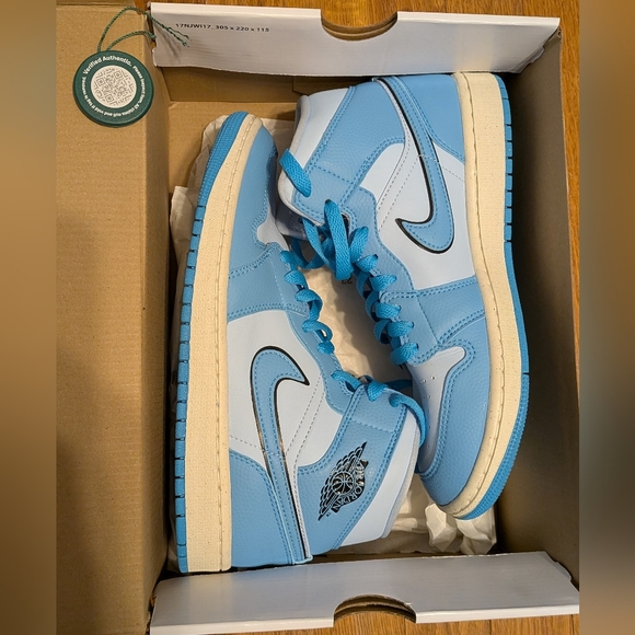 Women's Nike Air Jordan 1 Mid SE Ice Blue Size 8.5 - Picture 3 of 6